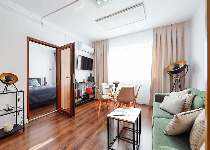 Oradea City Center Apartment Near Aquapark With Jacuzzi & Parking