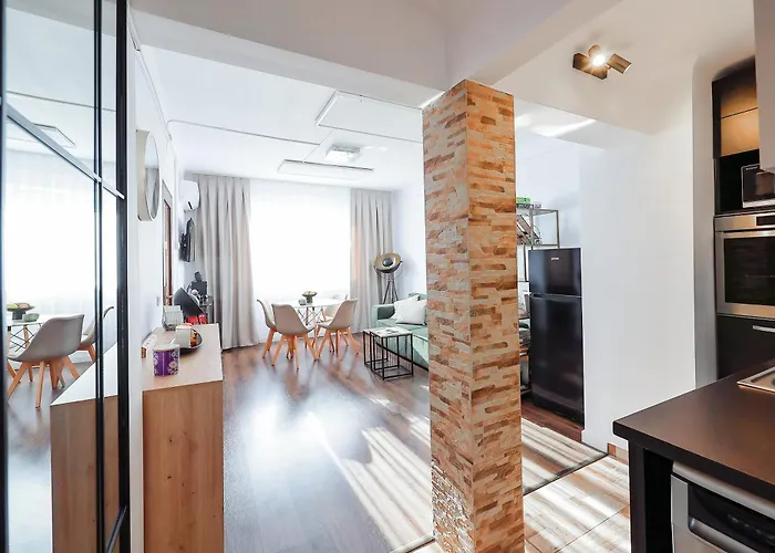 Oradea City Center Apartment Near Aquapark With Jacuzzi & Parking