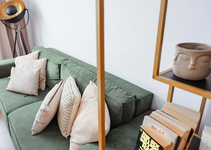 Oradea City Center Apartment Near Aquapark With Jacuzzi & Parking