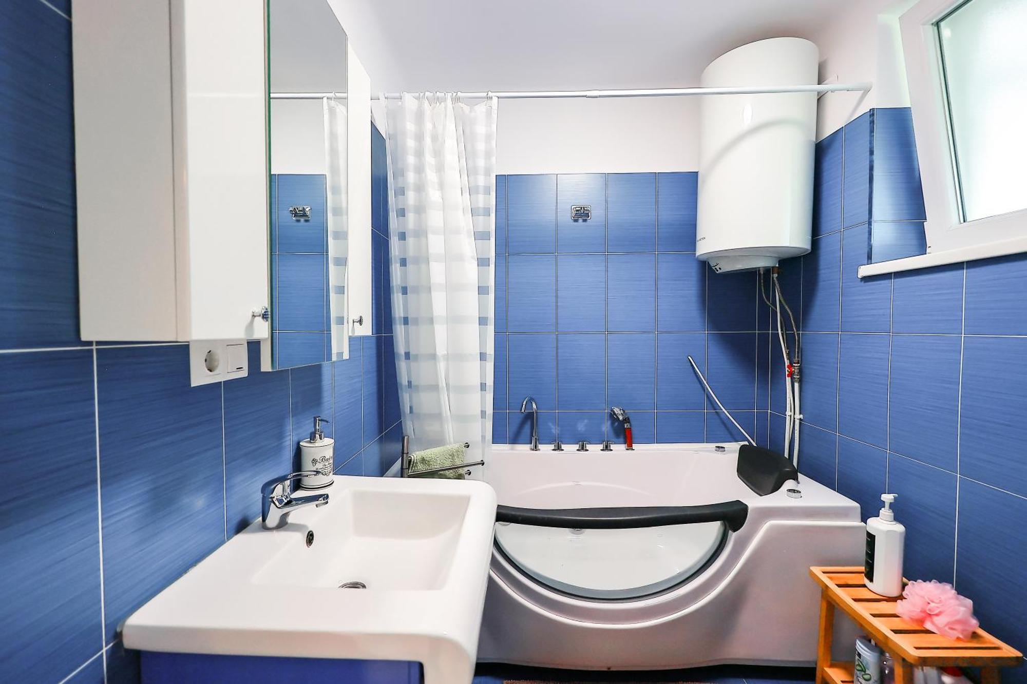Center Near Aquapark With Jacuzzi & Parking